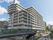 施設は10階建ての建物である。非常に広い幅があり、白い壁には数多くの窓が並んでいる。上階には形の違う部分がある。