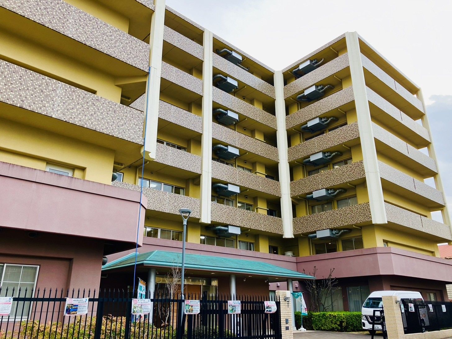 施設は7階建ての建物である。壁の色はブラウン系で、1階部分のみ濃く色分けされている。前面には木が植えられている。