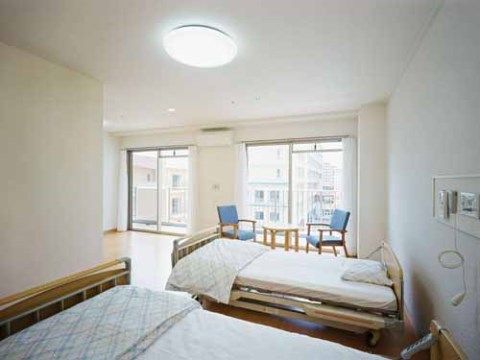 施設内の２人部屋は、夫婦や兄弟姉妹での入居が可能である。十分なスペースがあるのでゆったりとお過ごしいただける。