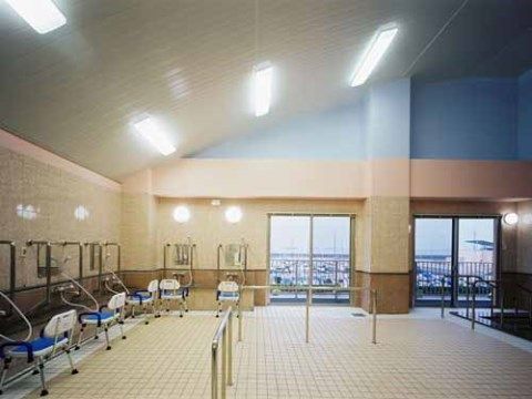 温泉旅館並みの清潔感のある大浴場である。窓から施設周辺の街並みを眺めながら、１日の疲れを落としていただける。