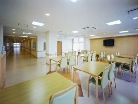 開放感のある日当たりのよい食堂である。広い４人掛けのダイニングテーブルや、安全に歩行するための手すりが完備されている。