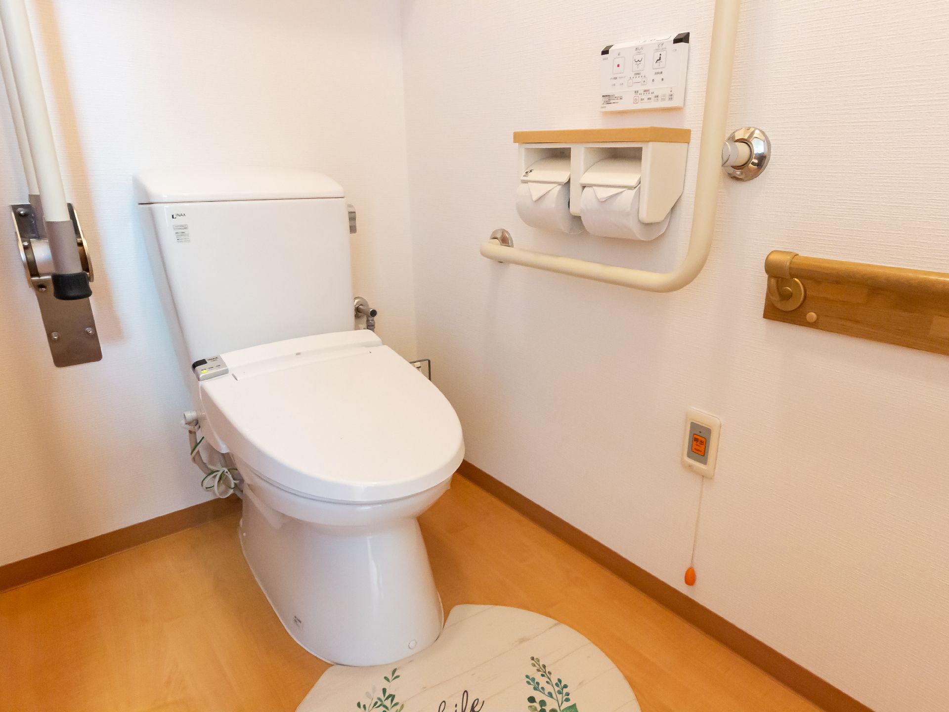手すりを設置したトイレ