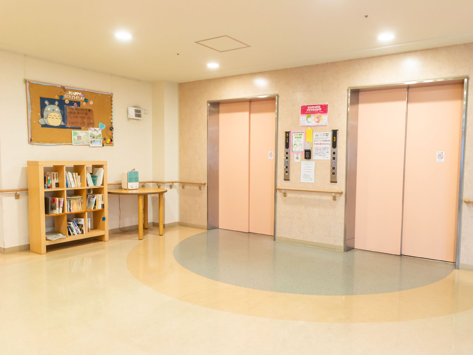 本棚があるエレベーターホール