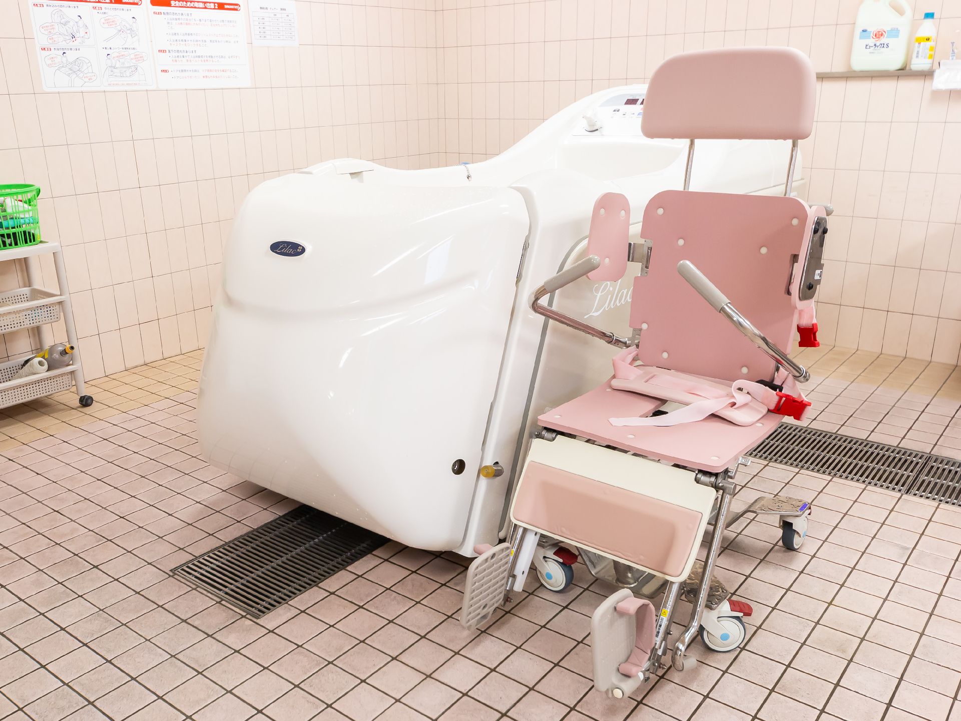 寝たきりの方や車椅子の方も安心して入浴可能な介護浴槽