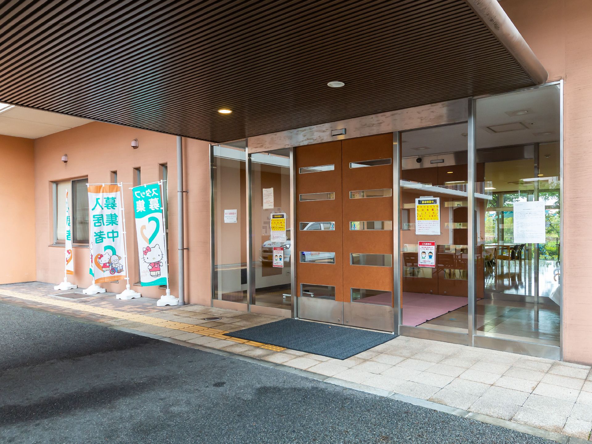 濡れずに館内に入れる玄関