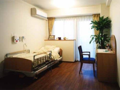 居室はベッドや家具類を置いても広々としている。観葉植物を置くなど自分流にお部屋をアレンジすることもできる。