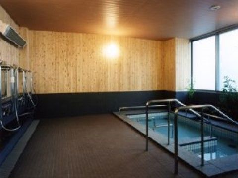 入浴時の補助用になるステンレス製の手すりがついた大浴場