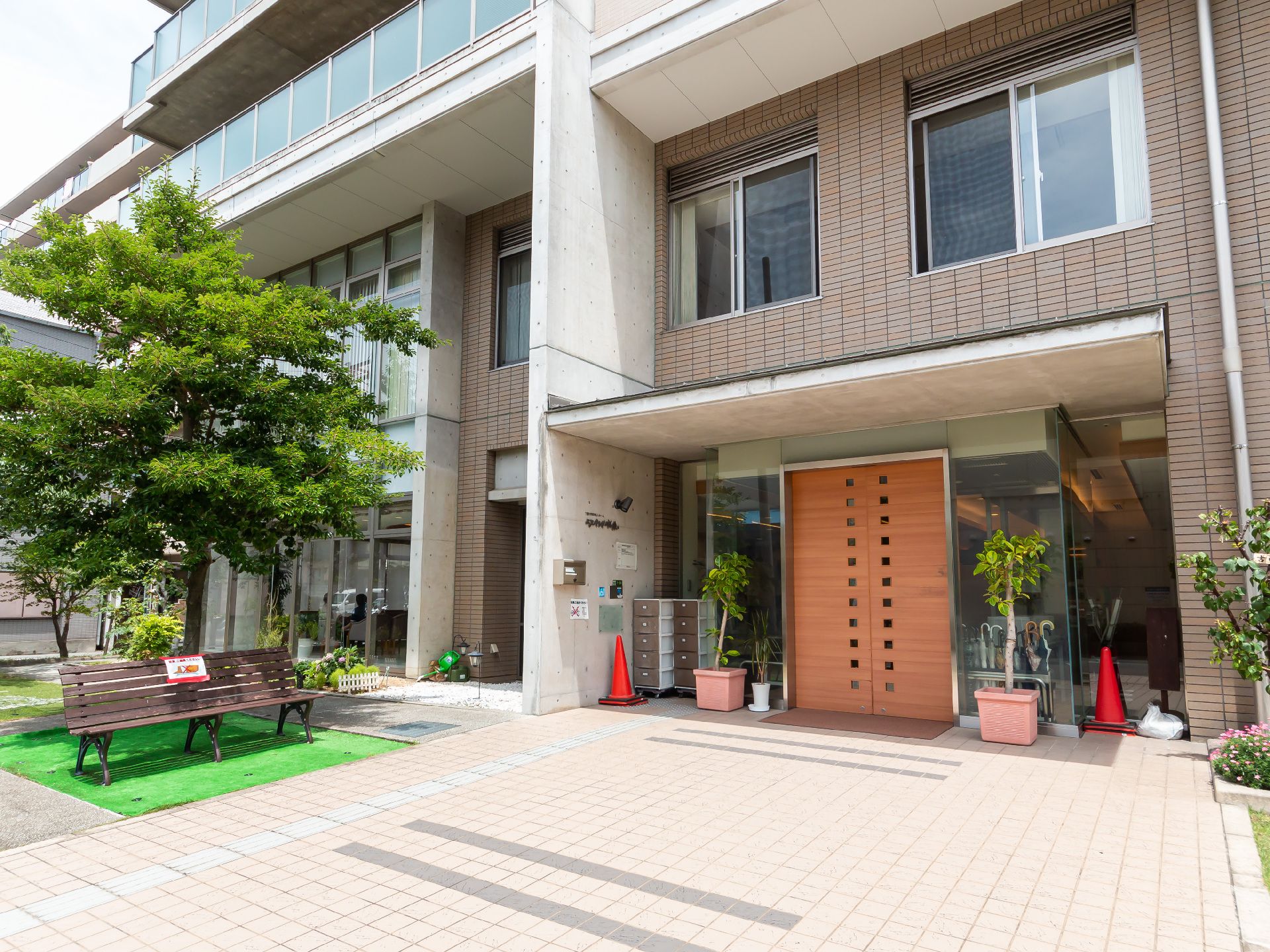 独特の色合いで、遠くからでも施設の場所がわかる外観