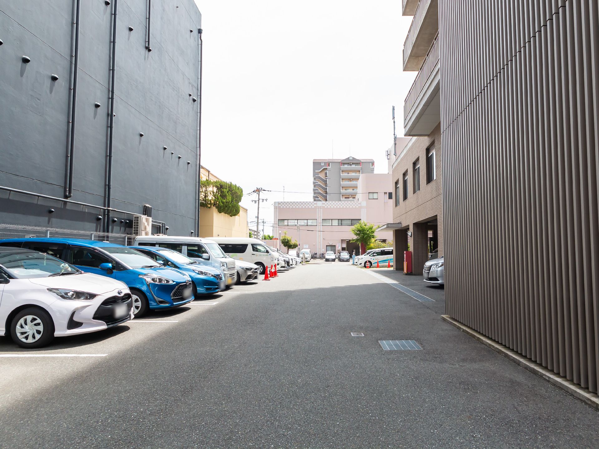 広く、車を停めやすい駐車場