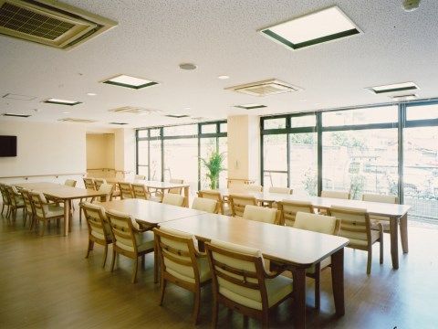 室内の床はフローリングになっておりテーブル、手すり付きの椅子が置かれている。大きな窓が設置され、天井にはエアコン、天窓が設けられている。
