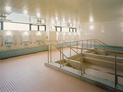 浴室はタイル張りになっており、大きな浴槽の周囲には手すりが設置されている。壁には多くのシャワー設備が設けられ、手すりが併設されている。