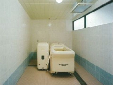 身体が不自由な方にも入浴を楽しんでいただく為に、専用のベッドや車椅子に乗ったまま入れる介護用入浴機器を準備している。
