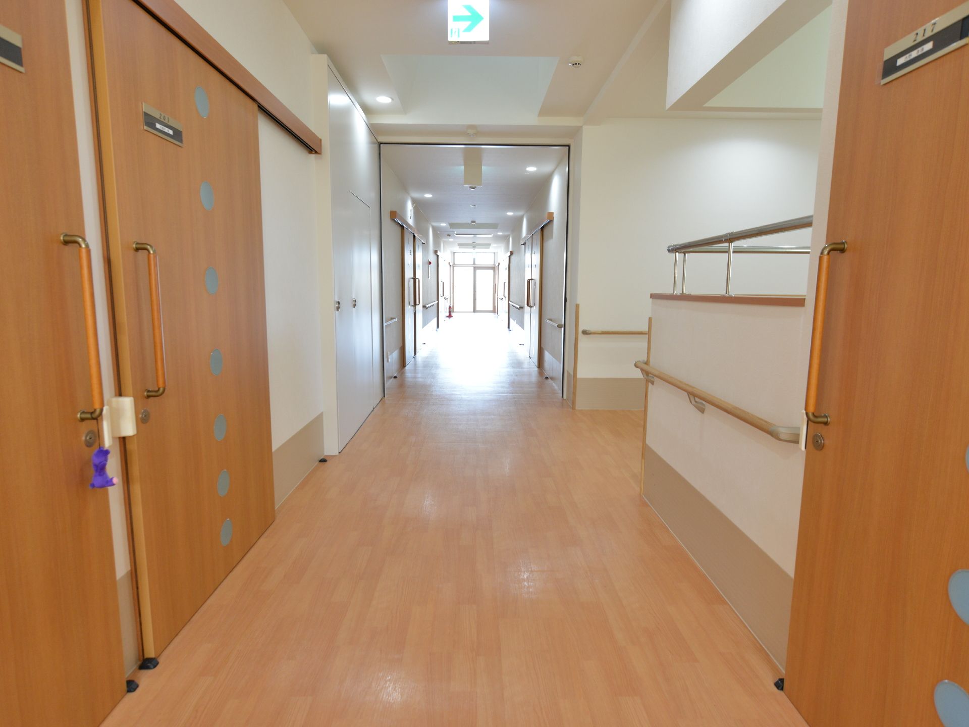廊下がT字になっている。幅が広く明るく、各部屋のドアが大きいスライド式で、名前と部屋番号が書かれたプレートが貼り付けてある。