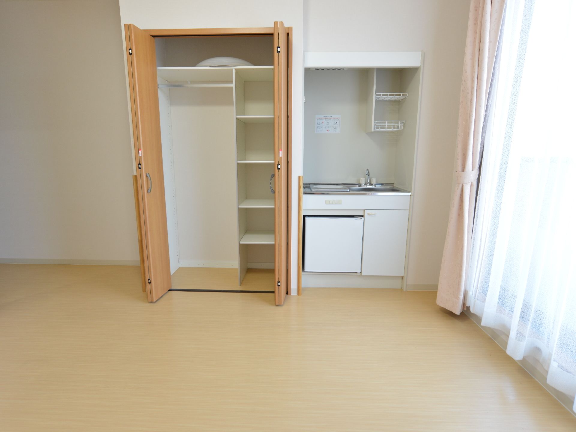 個室のクローゼットは中に作り付けの棚やハンガー出かけられる部分があり、その横に小型の流し台が設置してある。