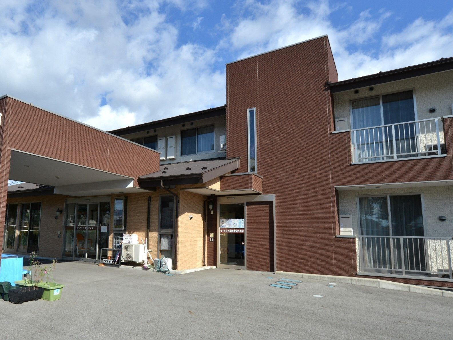 茶色い外観の建物で車寄せがあり、正面玄関意外にもう1つガラス自動ドアの出入り口が横にある。2階建てで部屋にベランダが付いている。