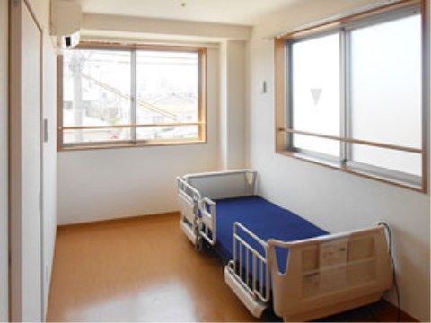 明るい個室の居室