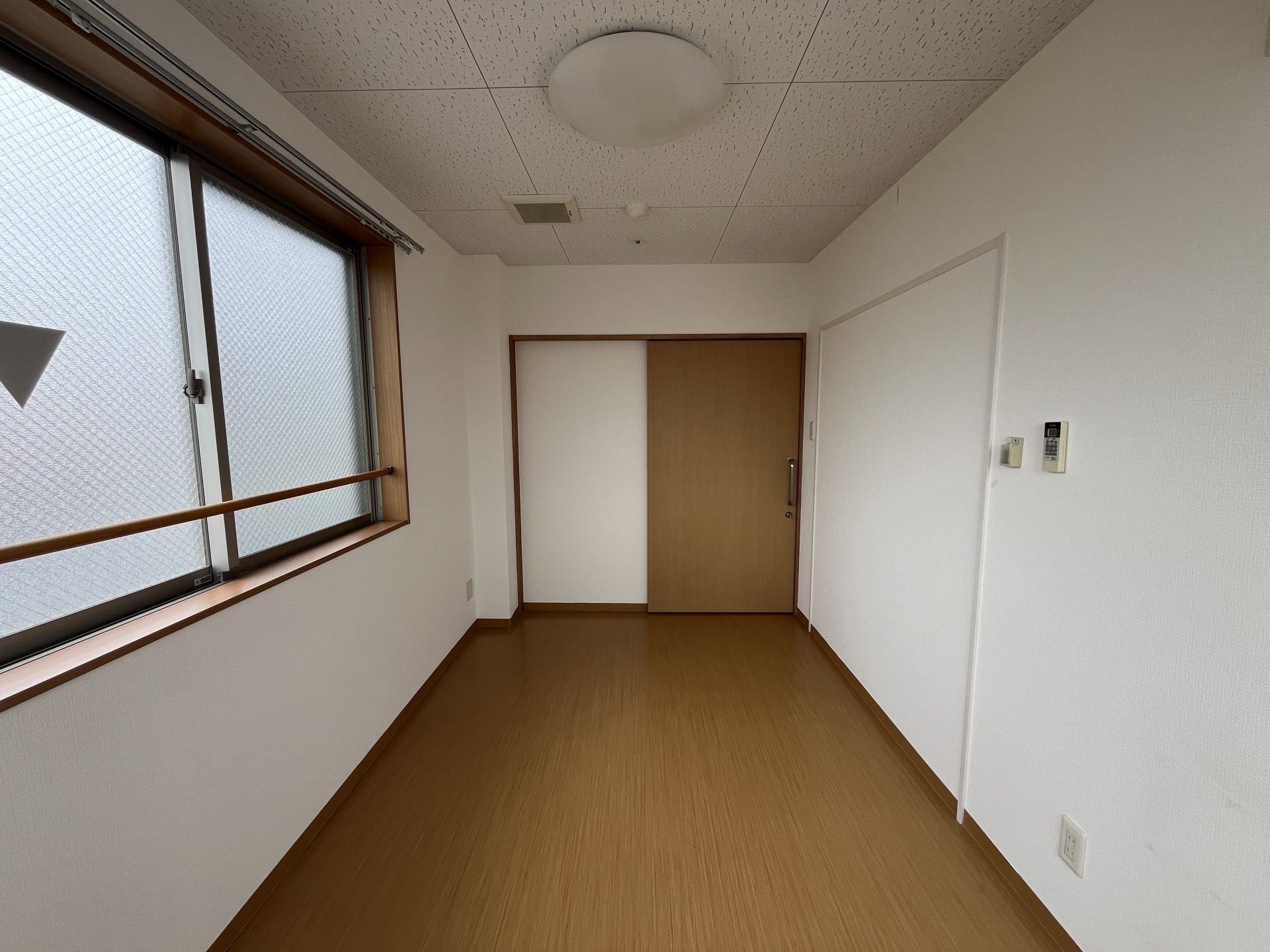 窓とドアのある部屋