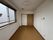 窓とドアのある部屋