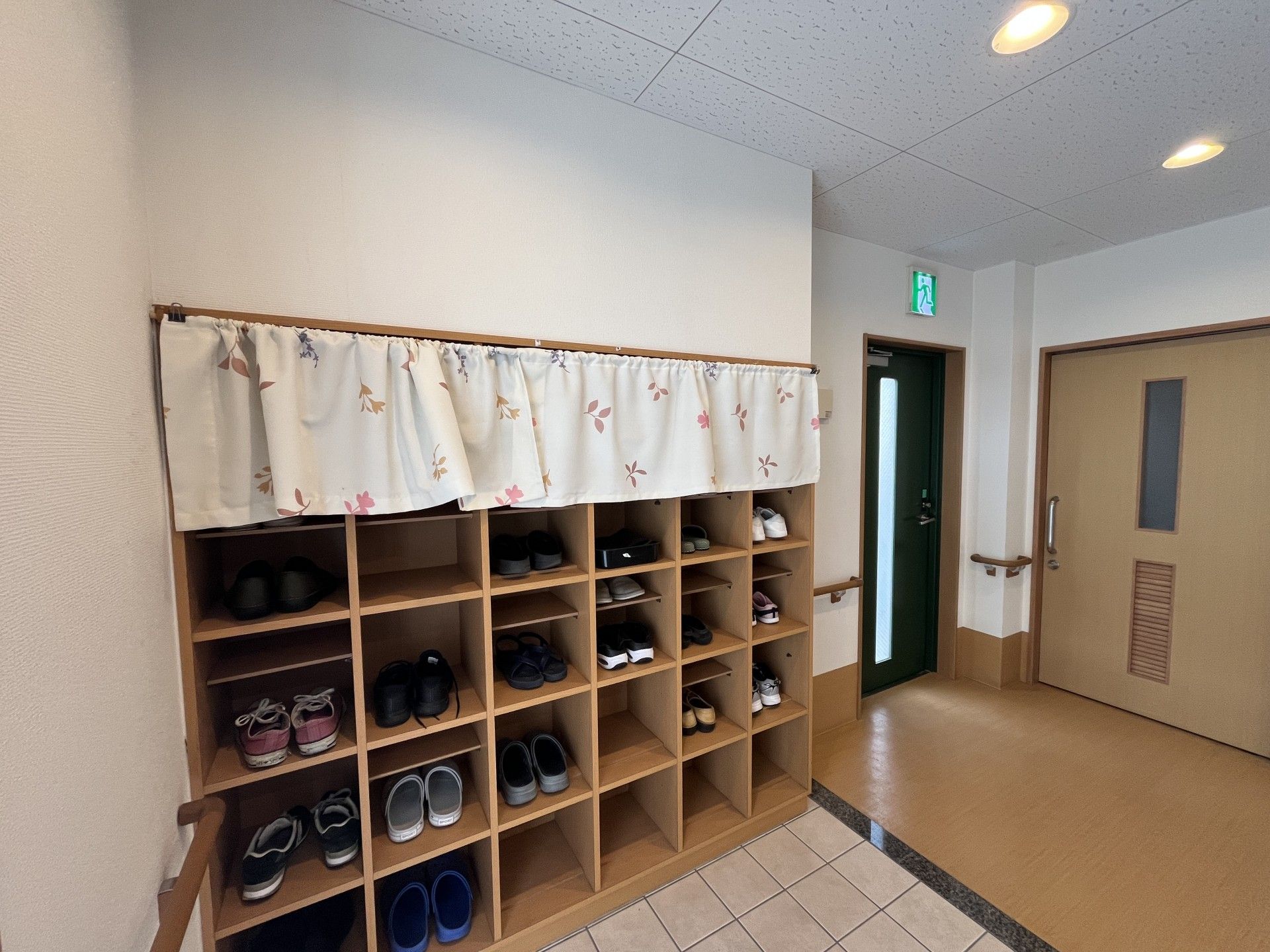 靴箱と出入口の様子