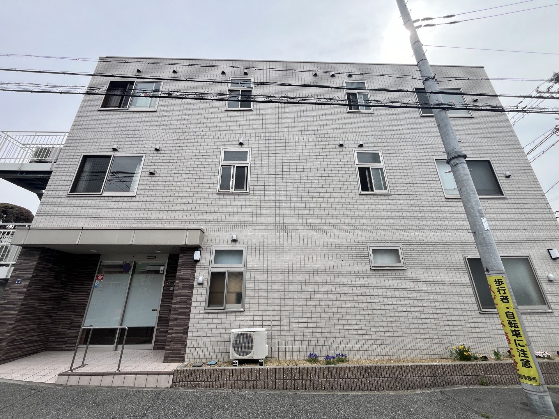 明るい白い建物の外観