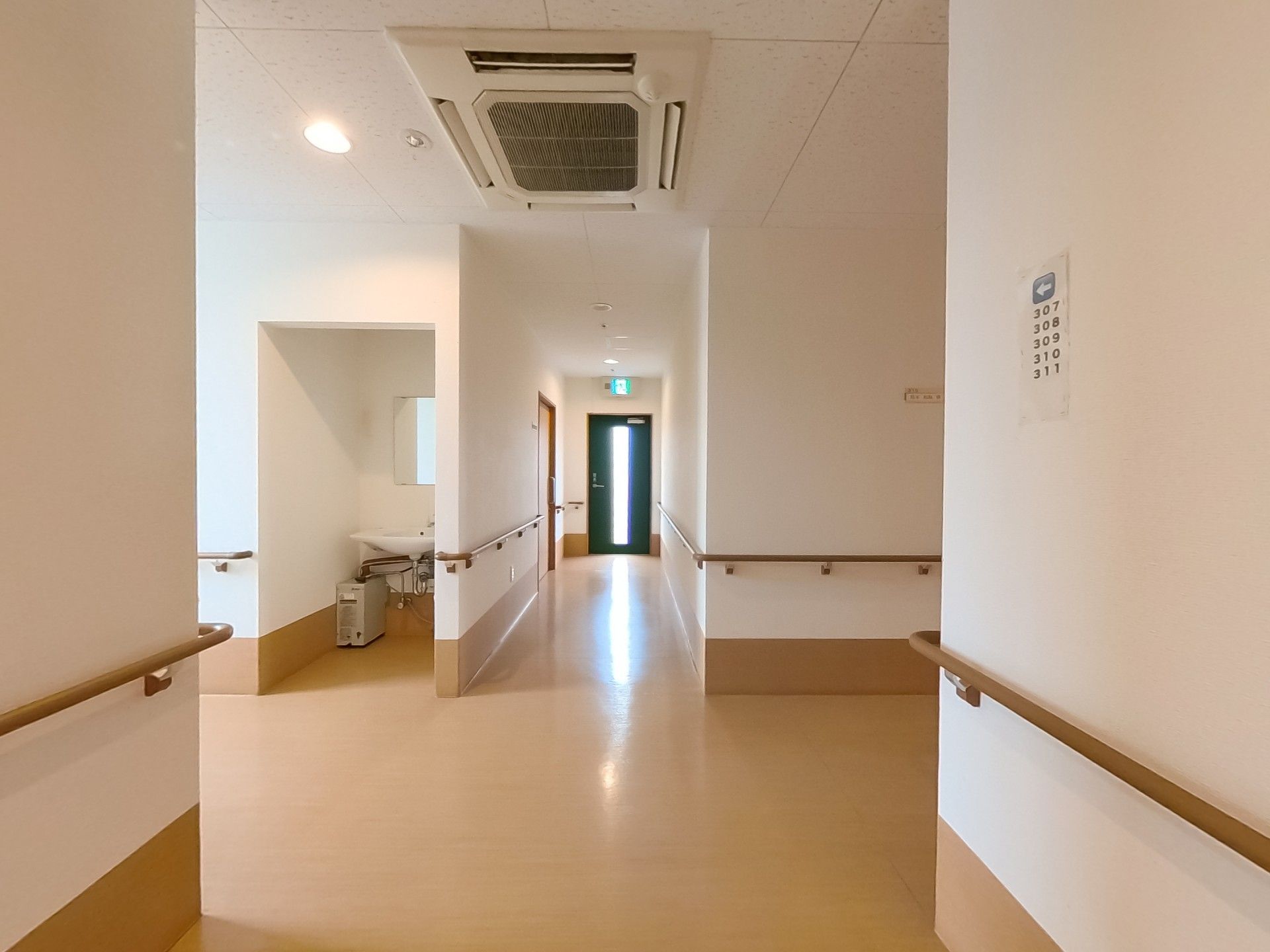 手すり付きの廊下