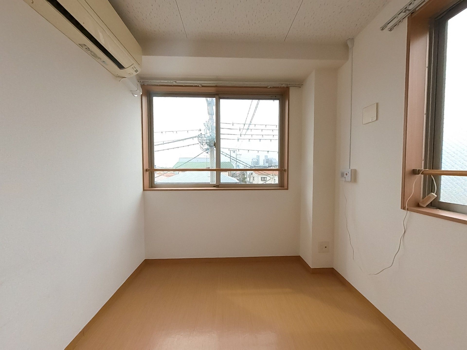窓のある小部屋