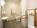 広く段差のないトイレには、洋式トイレだけではなく、男性用トイレも用意されている。手すりと洗面台が備え付けられている。
