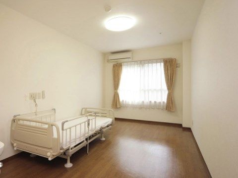 正面に窓があり、上にエアコンが設置してある。向かって左側の壁際に電動ベッドが置かれ、壁には非常用ブザーが付いている。