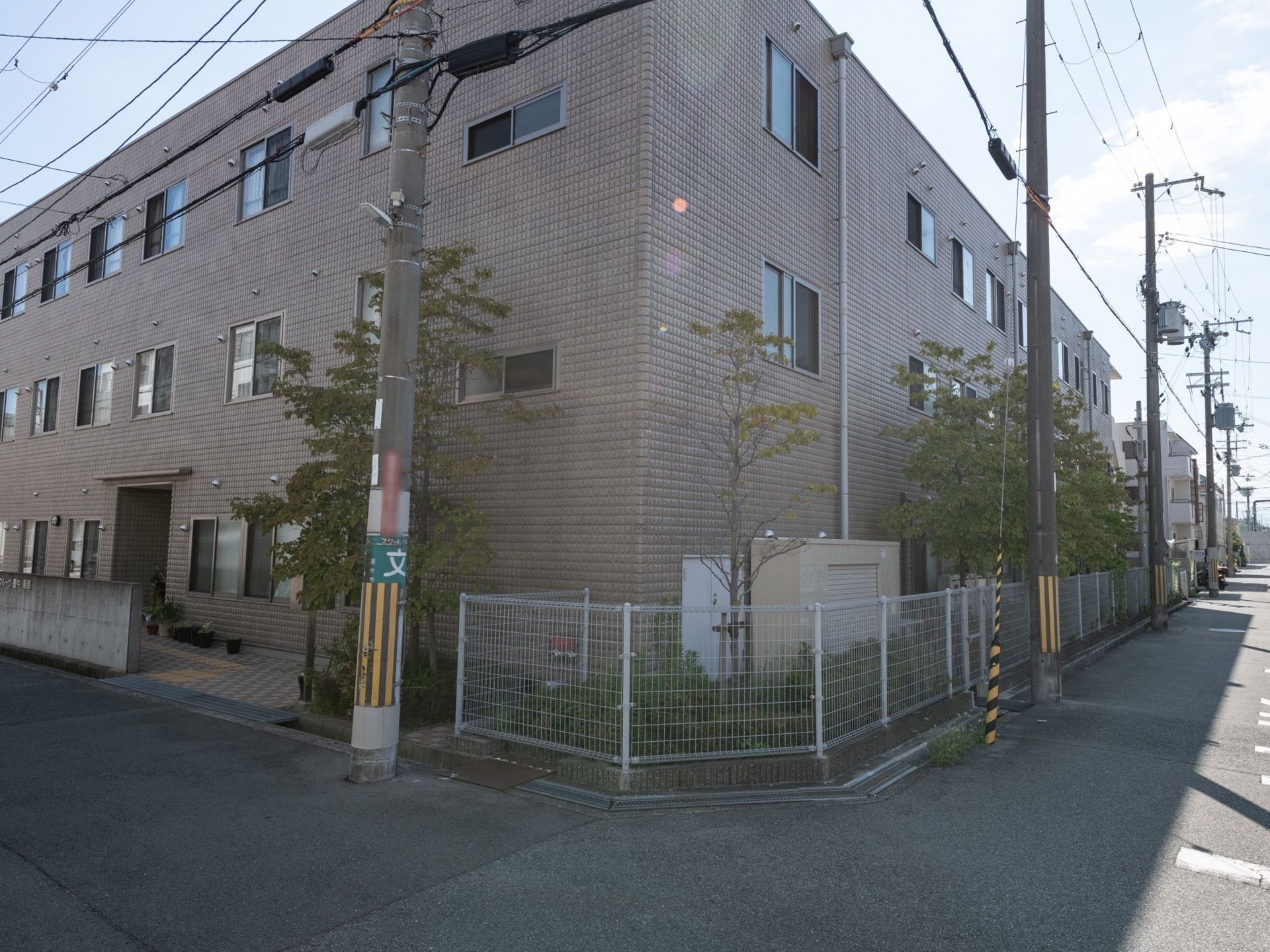 施設建物は角地にあり、２本の道路に挟まれている。道路から建物へは緩やかなスロープとなっていて、段差なく出入りできる。
