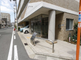 街角の介護施設前の風景