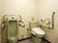 当施設の共用トイレは、車椅子で入ることができる広々としたスペースの中に、洋式トイレと男性用の小便器が設置されている。