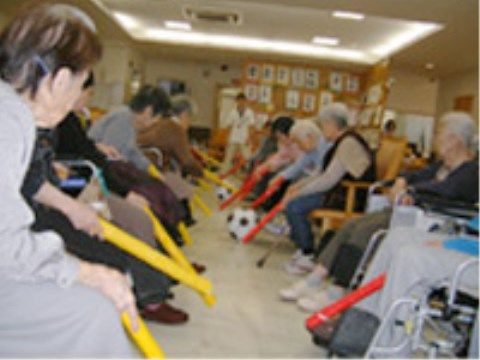 入居者様が２列に並んで座って行われているサッカーゲーム