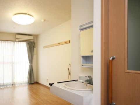 個室の入り口横には、トイレや車椅子のまま使うことのできる洗面台が設置されている。エアコン完備で快適にお過ごしいただける。