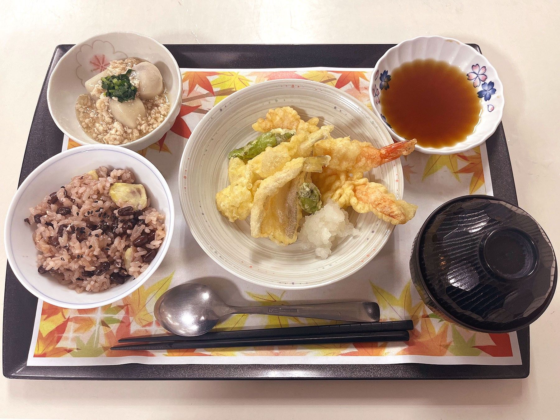 スープとライスが付いた洋食