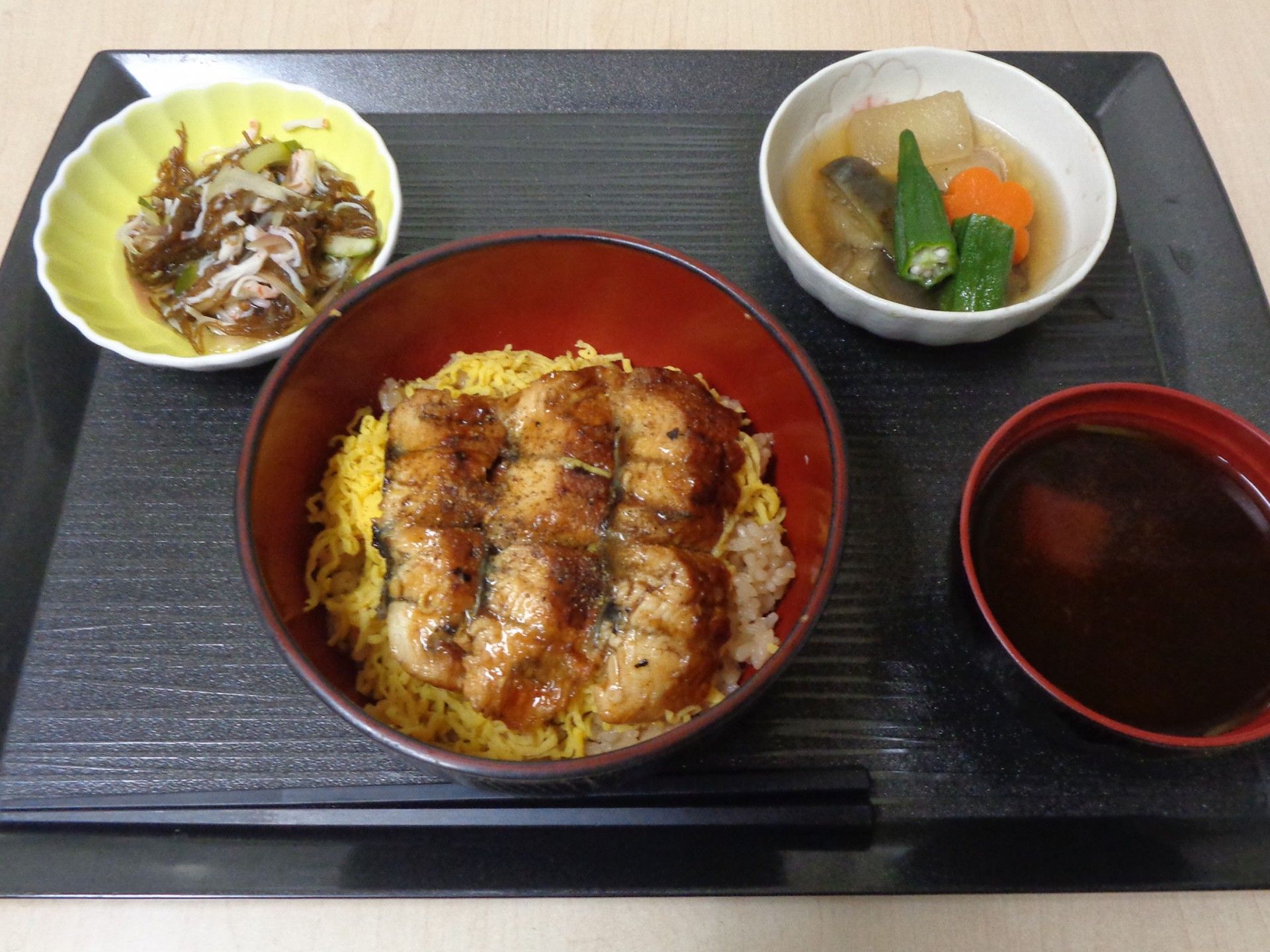 メロンのデザートが付いたうな丼と茶碗蒸しのセット