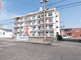 広い駐車場と建物の外観