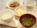主菜・副菜がきちんと揃えられた食事のメニューである。毎日の食彩を楽しみに暮らせるようこだわって献立を組み立てている。