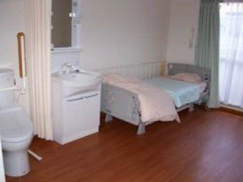 居室は広々としており、同じフロアにトイレや洗面台を設置している。お出かけの際には鏡で身だしなみを整えることができる。