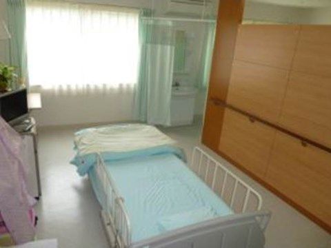 二人部屋が用意されており、ご夫婦で入居することも可能となっている。手すりが中にあるため、移動も安心して行える。
