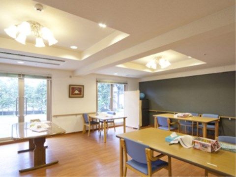 レクリエーションや食事のときに利用されるスペースである。天井が高く開放感があり、入居者様が快適に過ごせる空間となっている。