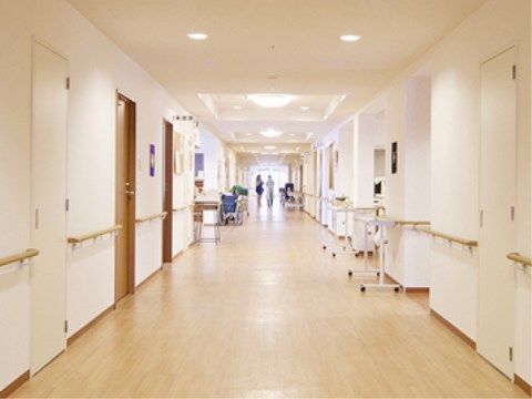 白を基調とした明るい廊下である。転倒防止のための手すりが各所に設けられているため、安全に通行することができる。