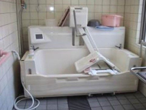入浴介助が必要な方でも安全に利用することができる。楽な姿勢で入浴することで、一日の疲れを癒していただける。