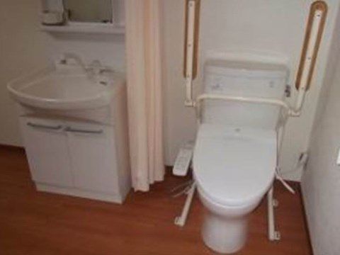 トイレは温水洗浄便座の洋式タイプであり、冬の寒い日でも安心して利用が可能である。カーテンを閉めることで、落ち着ける空間を確保できる。