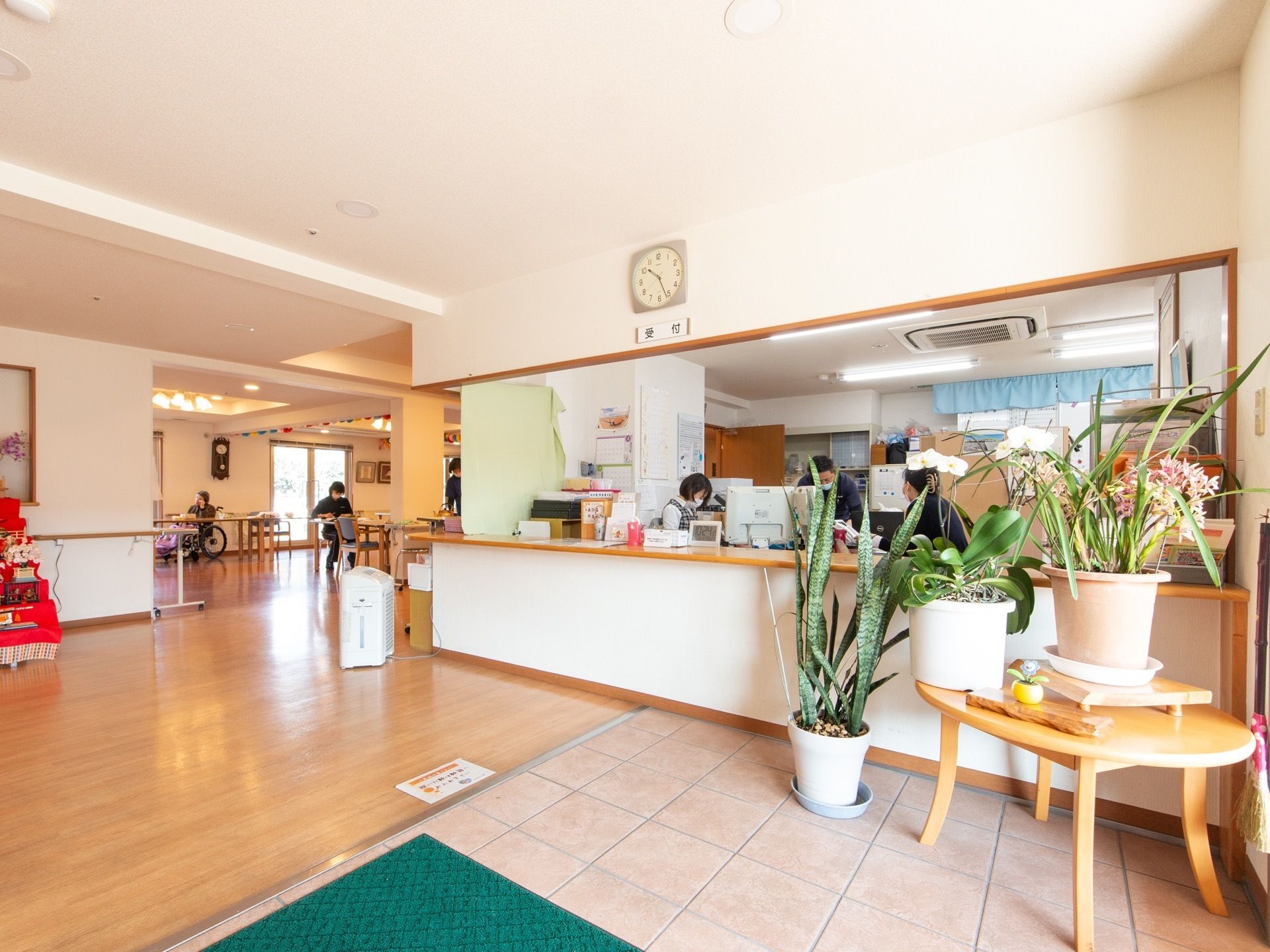 玄関から入ってすぐ右手側には受付がある。仕切りとなる窓はなく、横幅がとても大きいカウンターが設置されている。