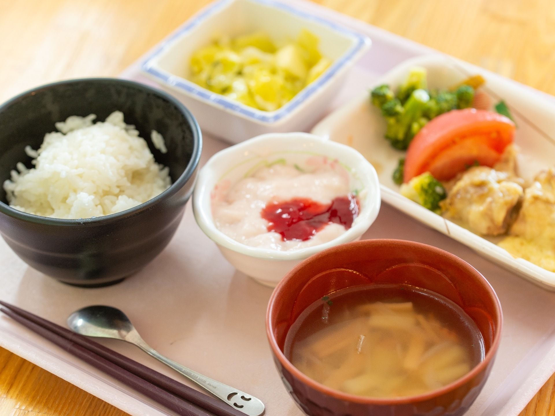 施設では入居者様に毎日の食事を提供している。この日のメニューは、ご飯と味噌汁を中心にした和食タイプである。