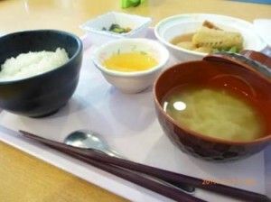ご飯と味噌汁のセットが付いた和食