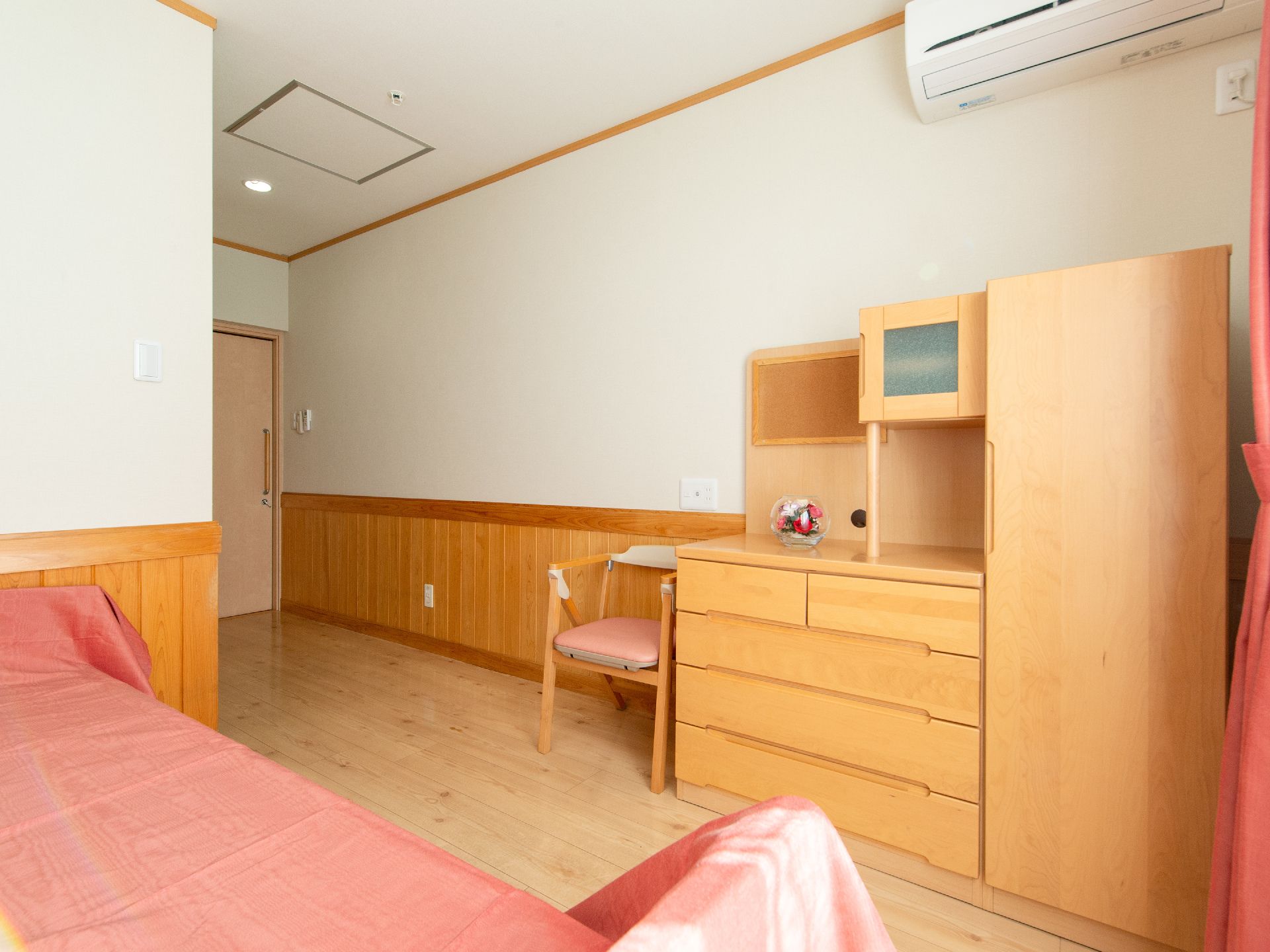 居室には、明るい木目調のデザイン家具が置かれていて、さまざまな収納が可能である。お好みにレイアウトできるスペースが確保されている。