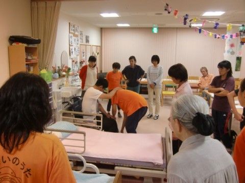 共有スペースで行われている、スタッフ同士の介護についての研修