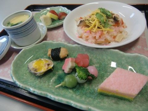３色だんごやちらし寿司など、ひなまつりをイメージした食事