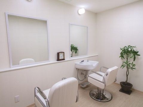 「ニチイホーム 中馬込」のヘアーサロン。理美容を受けられる設備がある。